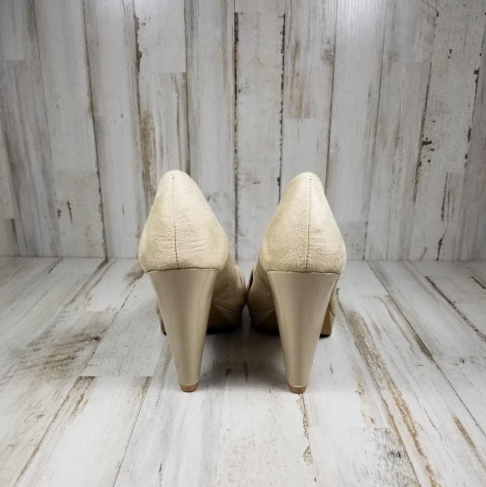 Fioni Peep Toe Bow Size 7 Beige/Tan Suede Heels - Picture 4 of 6